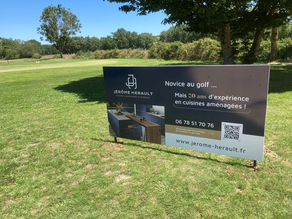 Panneau partenaire au practice KOLF Golf du Haut-Poitou