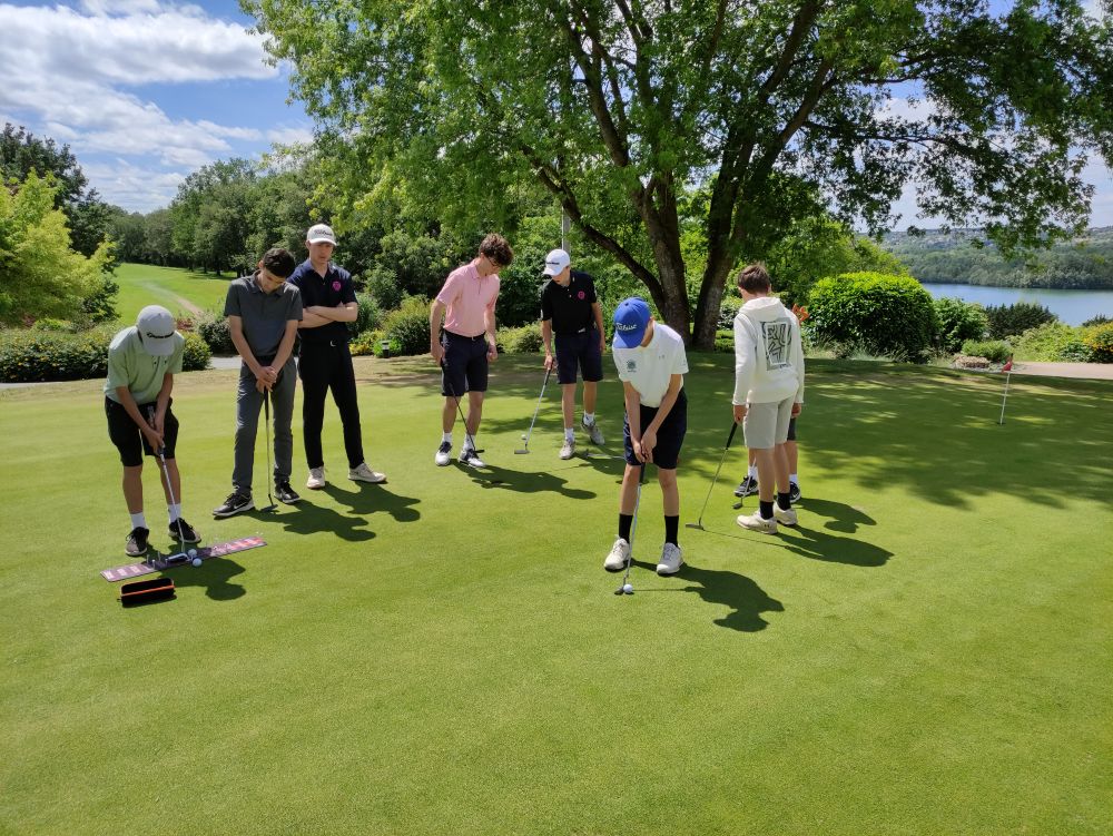 Putting green devant le club house Golf du Haut-Poitou KOLF